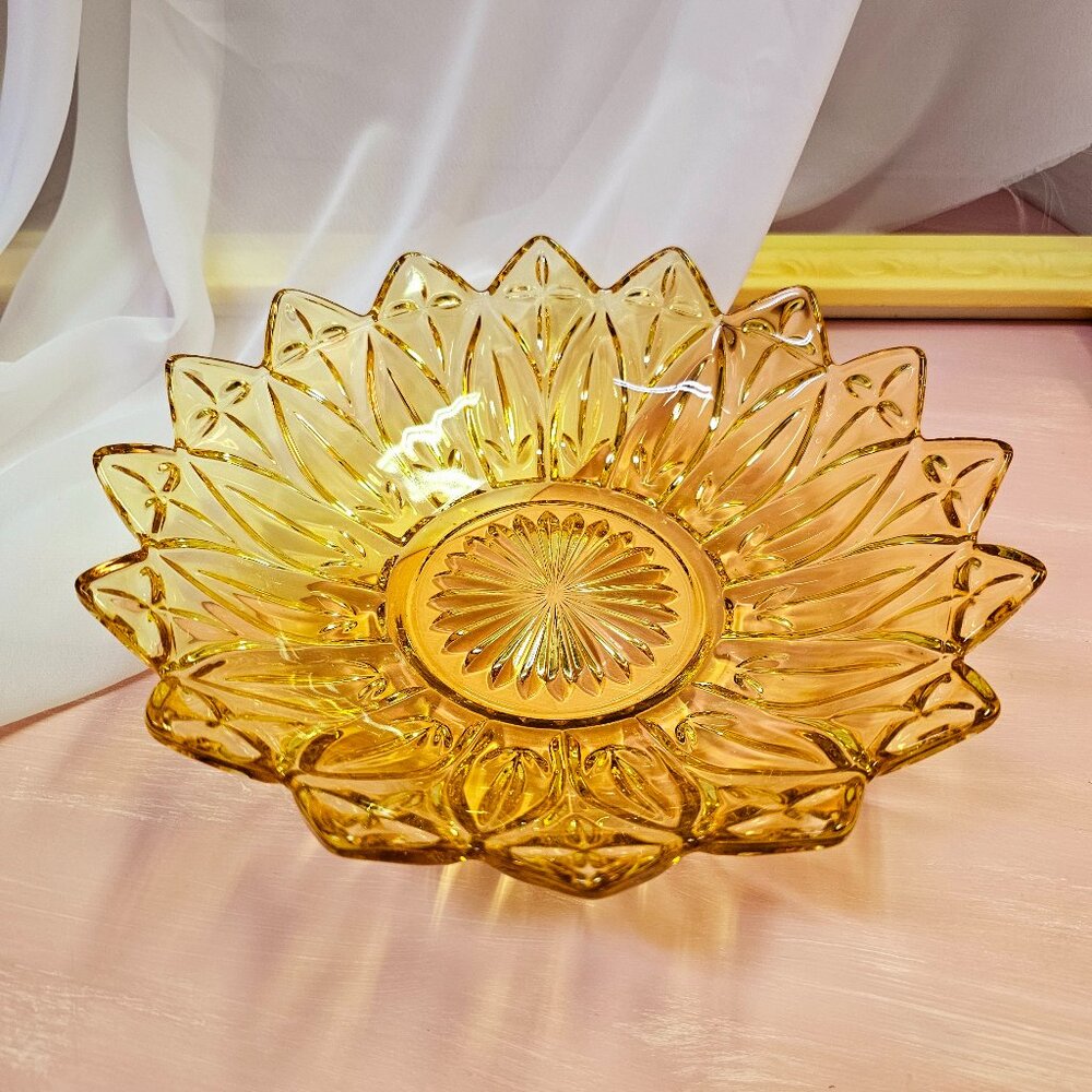 Federal Glass Vintage Petal Bowl with Scalloped Edges, Honey Amber